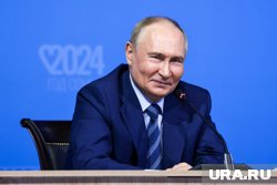 Путину подарили меч из Сирии